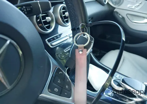 2015 Mercedes-Benz C 300 4Matic/Luxury 4Matic/Sport 4Matic z USA, uszkodzony, nr VIN 55SWF4KB8FU089243